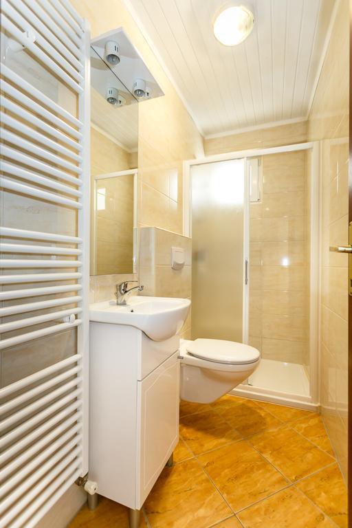 Apartmani Cvelic Malinska Exterior photo